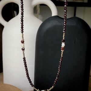 Collier LEONIE - Grenat/perle d'eau douce - Courage, force, confiance, puissance du féminin
